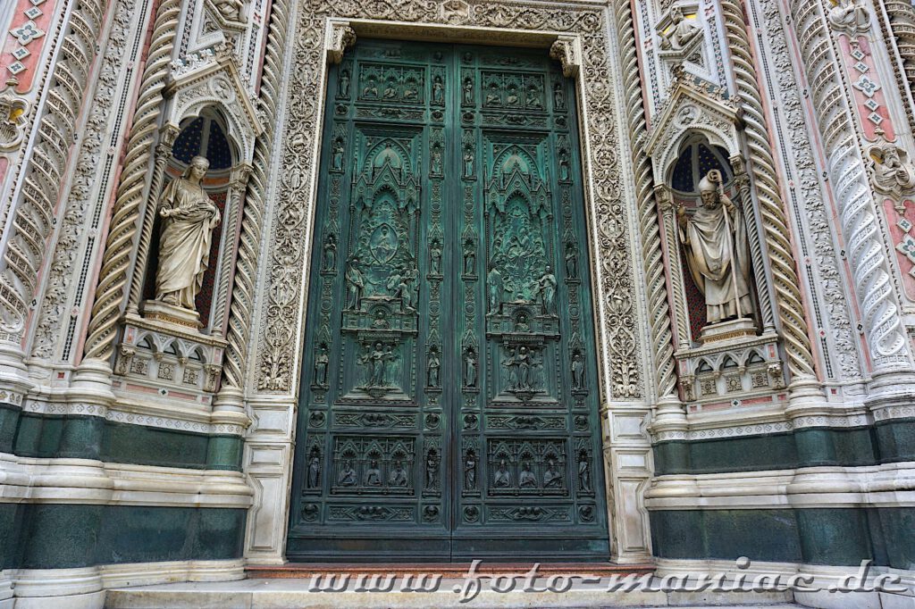 Prachtvoll verziertes grünes Portal des Florentiner Doms