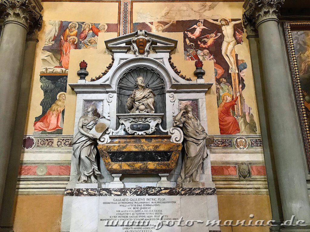 Blick auf das opulente Grabmahl von Galilei in der Basilika Santa Croce in Florenz