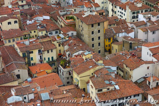 Blick von der Kuppel des Florentiner Doms auf die Dächer der Stadt