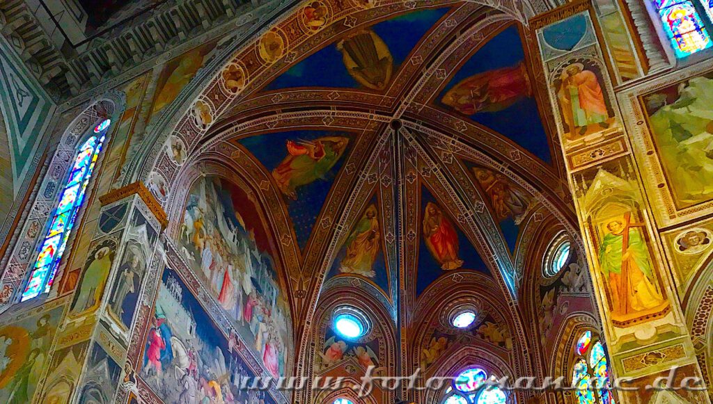 Kurzreise nach Florenz: prächtig ausgestaltete Kuppel über dem Altarraum der Basilika Santa Croce