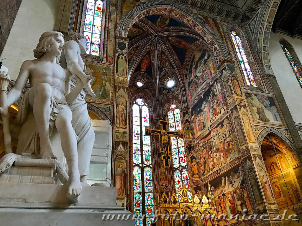 Kurzreise nach Florenz: Skulpturen vor dem prächtig gestalteten Altarraum in der Basilika Santa Croce