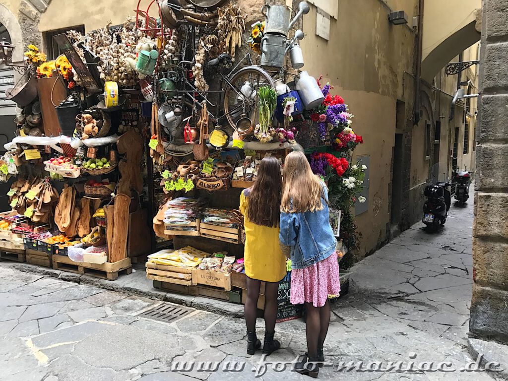 Kurzreise nach Florenz: Zwei Mädchen schauen sich vor einem Geschäft die Auslagen an