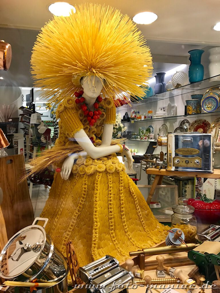 Kurzreise nach Florenz: Schaufensterpuppe mit Haaren und Kleid aus Nudeln