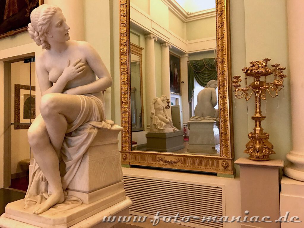 Kurzreise nach Florenz: nackte Frauenskulptur mit Spiegelbild im Palazzo Pitti