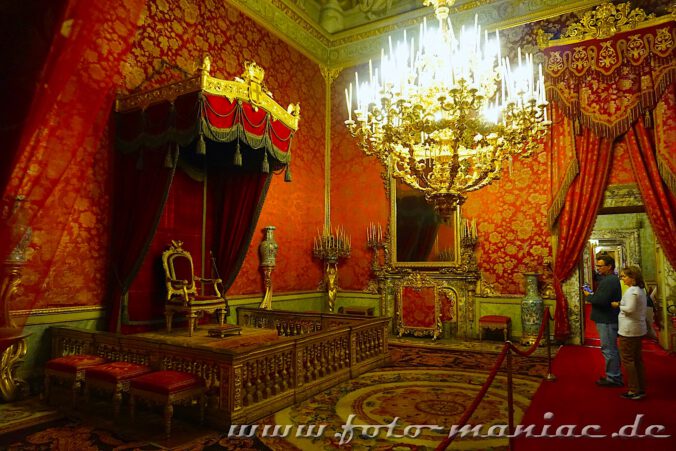 Kurzreise nach Florenz: Kostbare Leuchter und Lüster im Audienzsaal im Palazzo Pitti