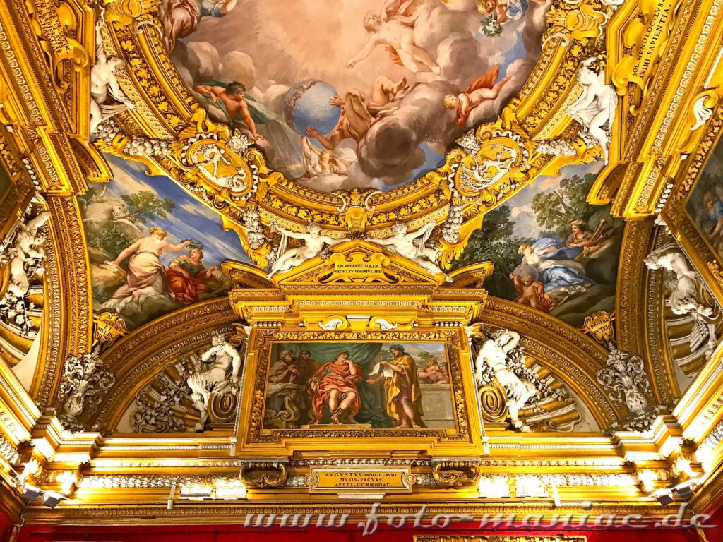 Opulent gestaltete Decke im Palazzo Pitti in Florenz