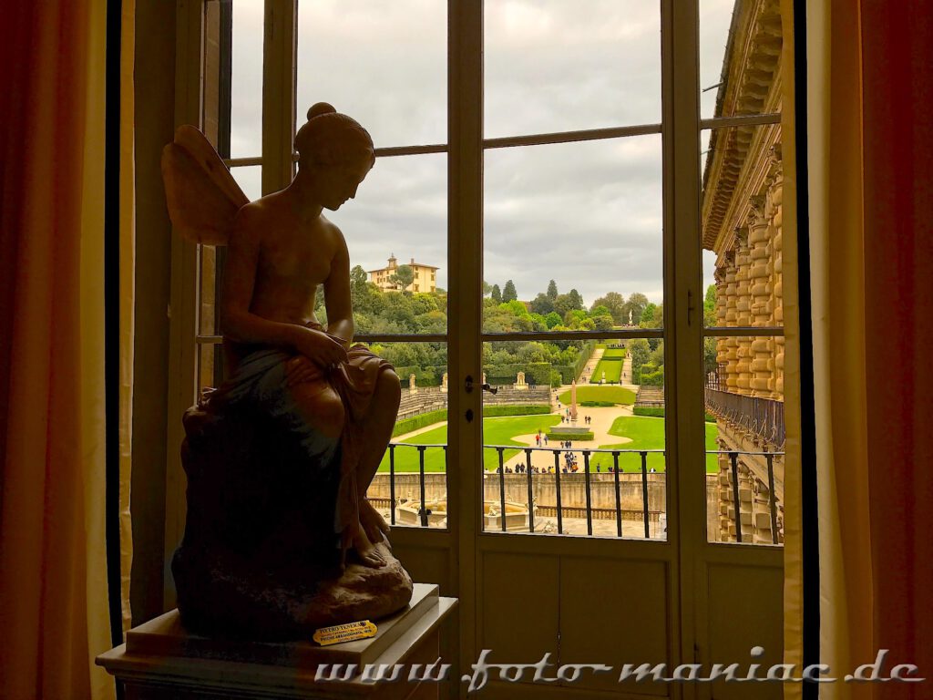 Kurzreise nach Florenz: Engel vor einem Fenster mit Blick in den Garten des Palazzo Pitti
