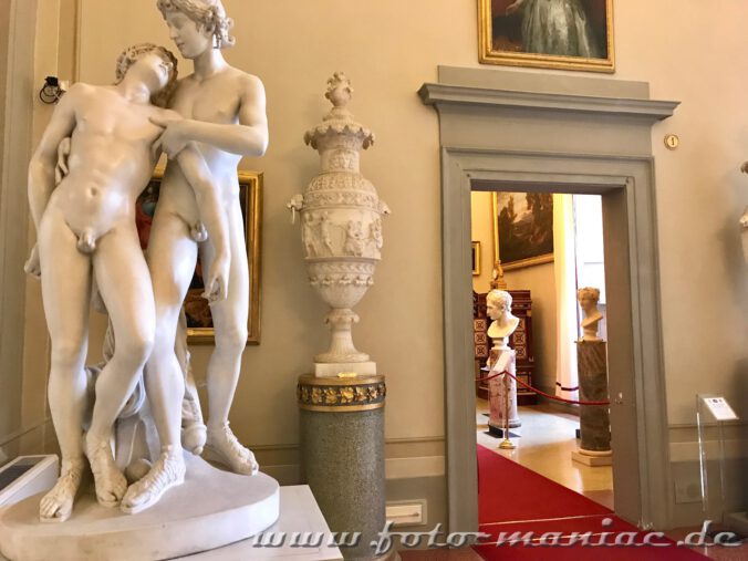 Zwei Knabenskulpturen im Palazzo Pitti