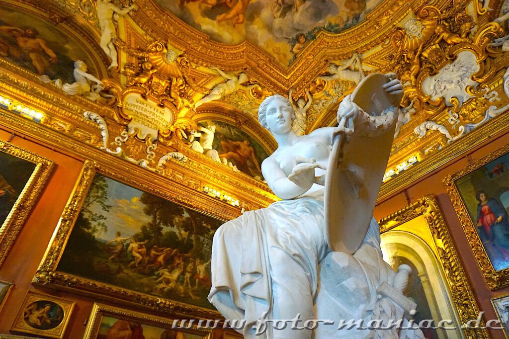Kurzreise nach Florenz: Skulptur einer Malenden im Palazzo Pitti