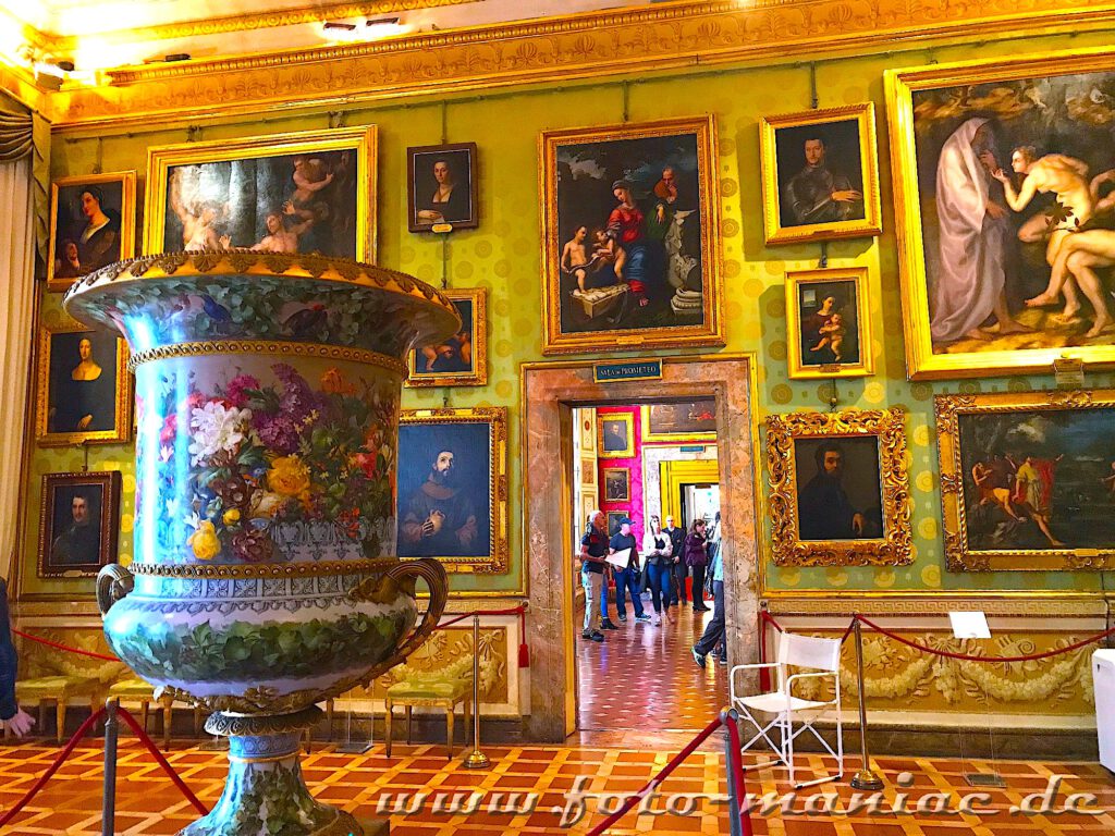 Kurzreise nach Florenz: Große Vase vor kostbaren Gemälden im Palazzo Pitti
