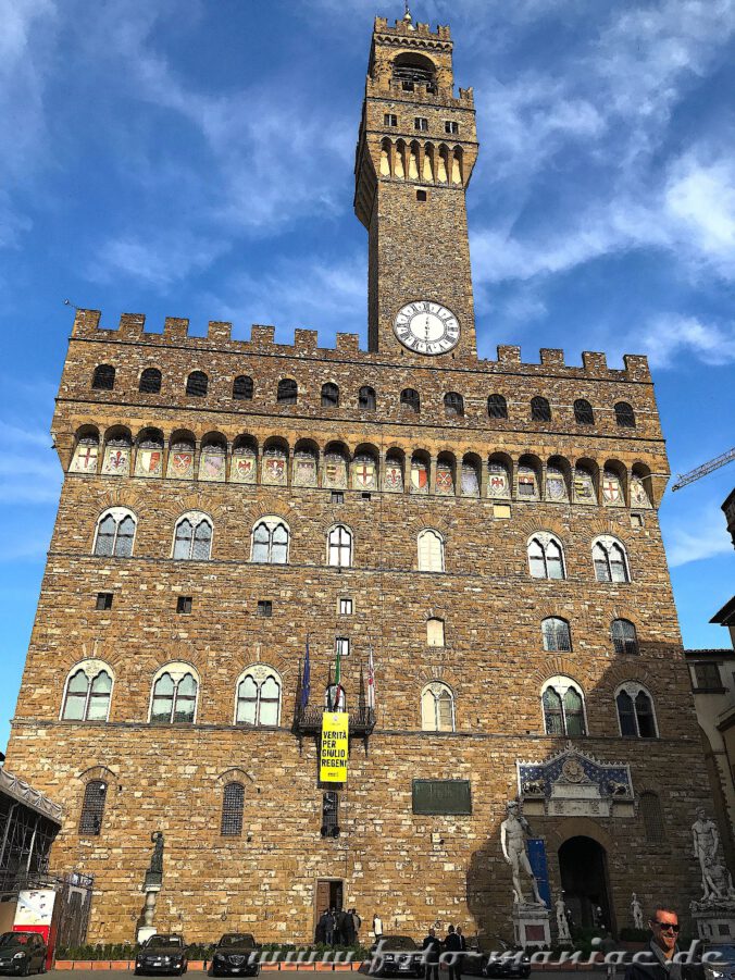 Der Palazzo Vecchio mit dem Belfried und einer Kopie des berühmten David links vom Eingangsportal