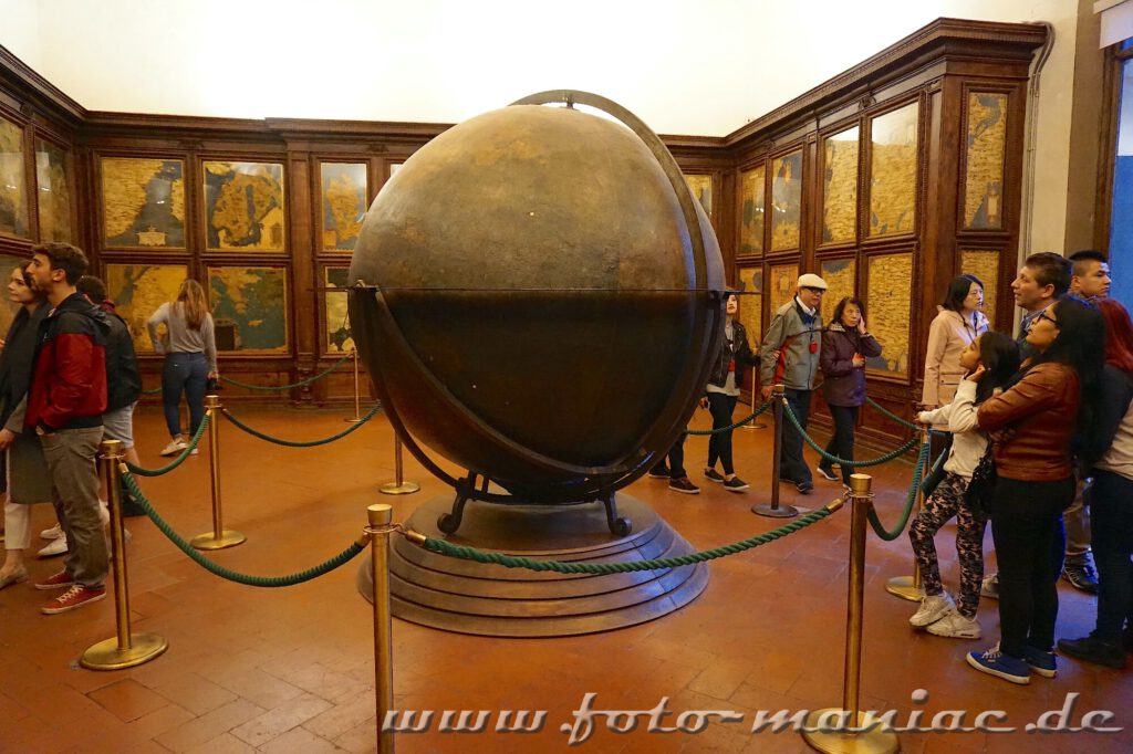 Kurzreise nach Florenz: Im Kartensaal des Palazzo Vecchio gibt es historische Landkarten zu sehen und in der Mitte ein großer Globus