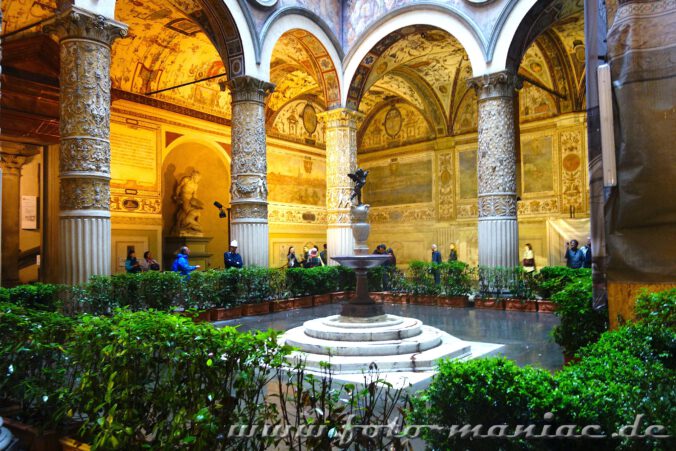 Kurzreise nach Florenz: Prächtig verzierte Säulen und wunderschöne Wandbilder sind Blickfänge im Innenhof des Palazzo Vecchio