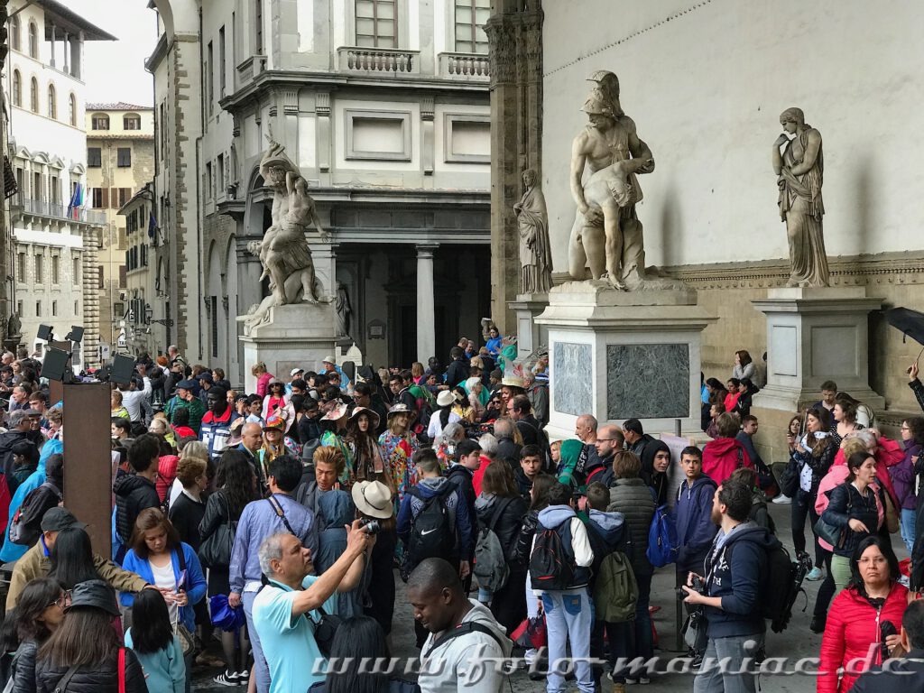 Zwischen den Skulpturen auf der Piazza della Signoria wimmelt es von Touristen