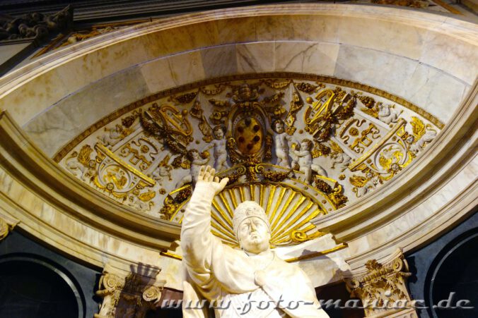 Papstskulptur in einer prächtig ausgestalteten Nische im "Saal der 500" im Palazzo Vecchio