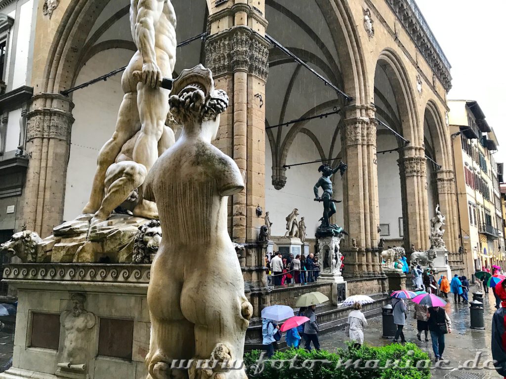 Viele Skulpturen stehen auf der Terrasse der Loggia dei Lanzi