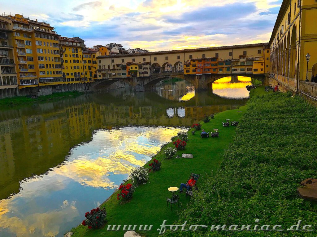 Kurzreise nach Florenz: Sonnenuntergang mit Blick auf den berühmten Ponte Vecchio über den Arno