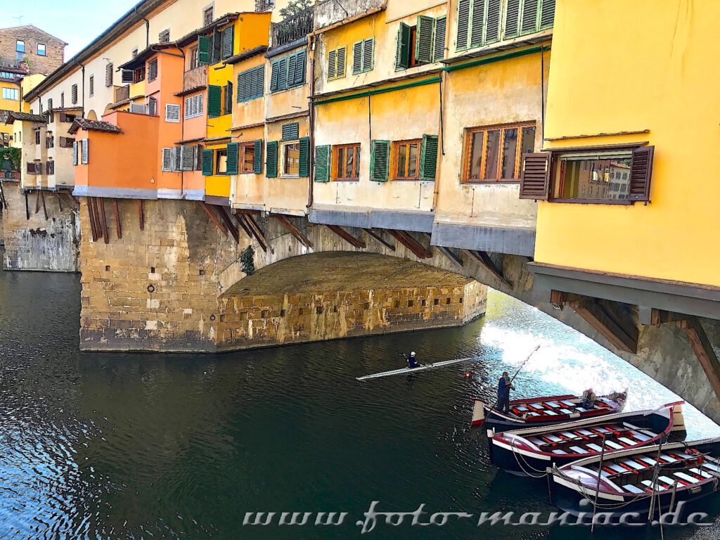 Boote unter dem berühmten Ponte Vecchio mit seinen sehenswerten Aufbauen