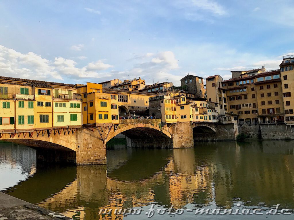Blick auf den Ponte Vecchio mit ihren zahlreichen Häusern