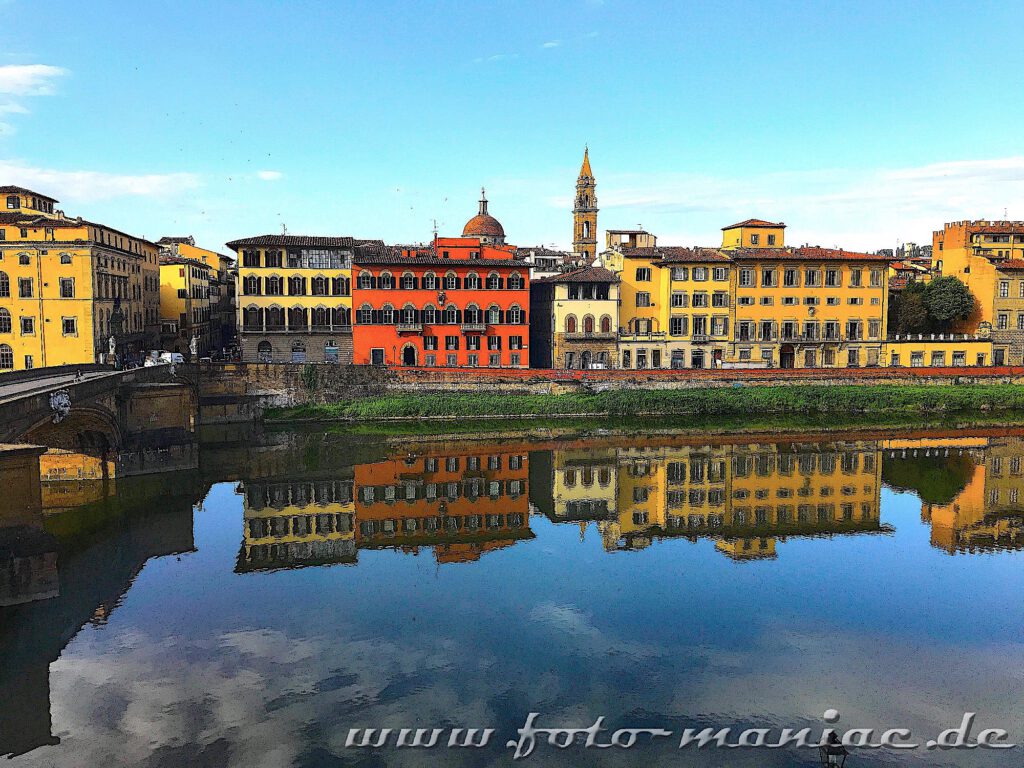 Kurzreise nach Florenz: Die Häuser am gegenüberliegenden Ufer spiegeln sich im Wasser des Arno