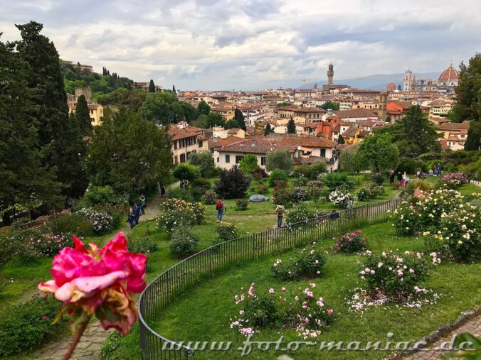 Blick von einer Anhöhe auf Florenz und seine Sehenswürdigkeiten