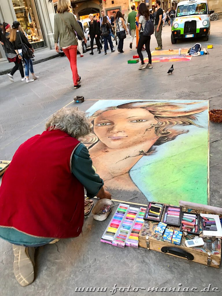 Streetart-Künstler malt in Florenz ein Frauen-Porträt aufs Straßenpflaster
