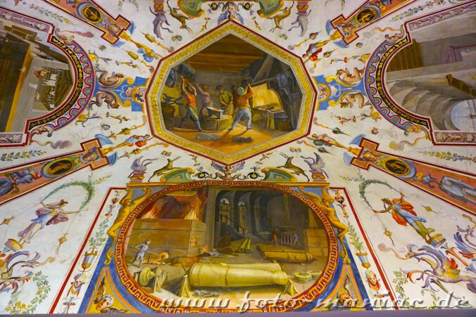 Dekorativ bemalte Decke in den Uffizien in Florenz
