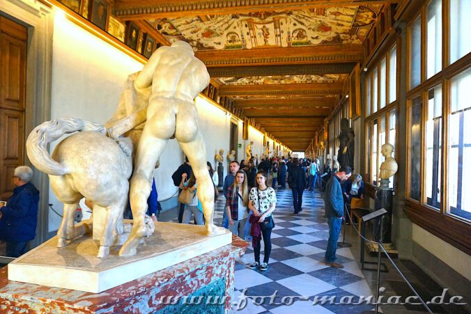 Blick in einen Gang der Uffizien in florenz