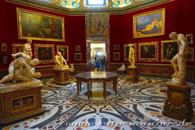 Kurzreise nach Florenz: Skulpturen und Gemälde sind im achteckigen Saal der Uffizien zu sehen