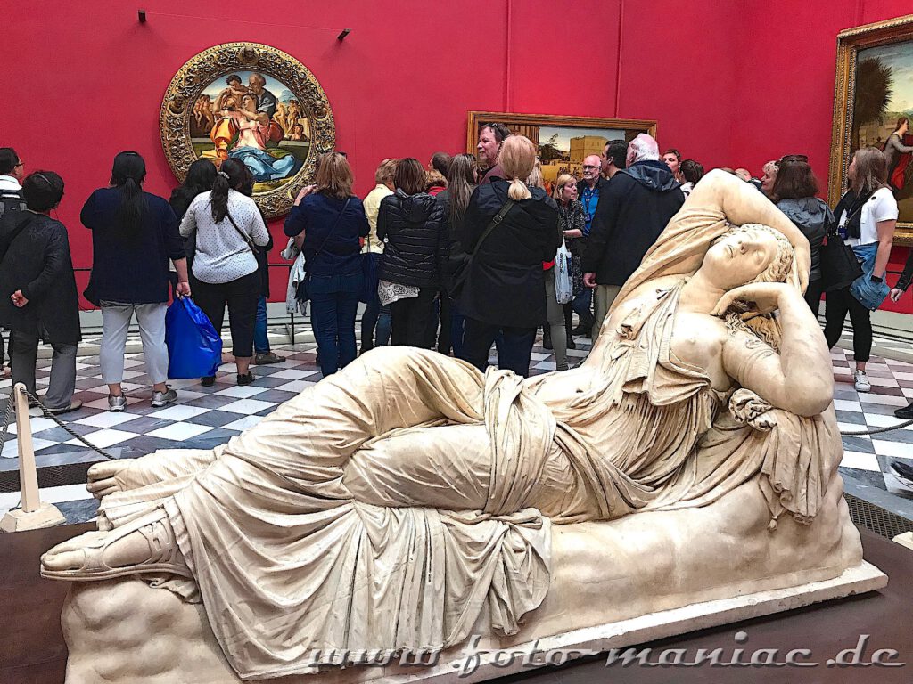 Kurzreise nach Florenz: Uffizien-Besucher achten nicht auf die Skulptur der schlafenden Frau