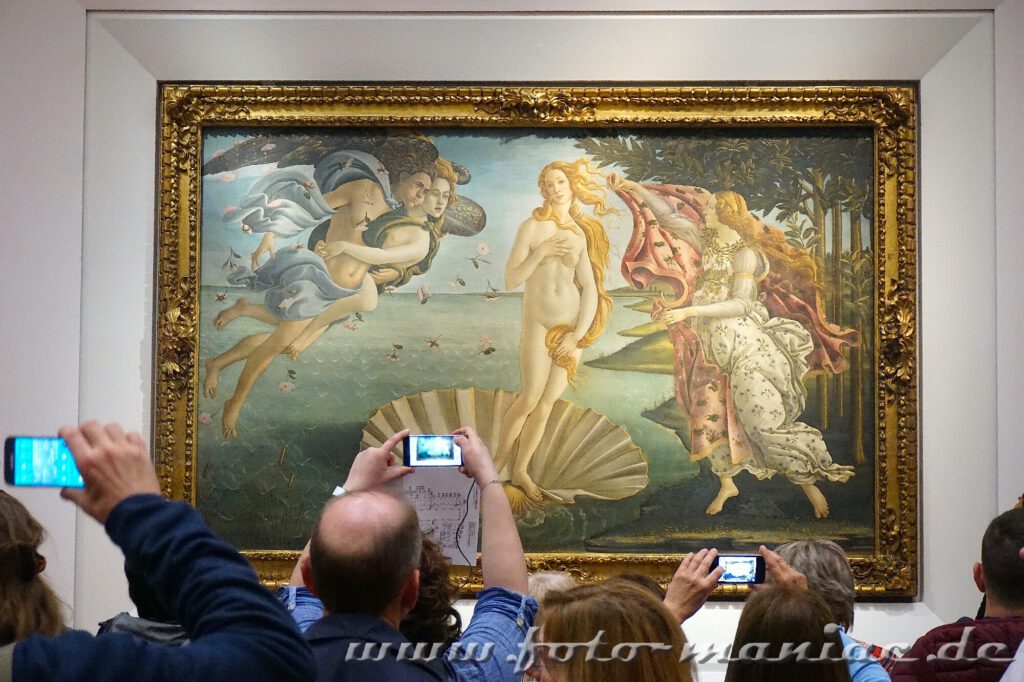 Kurzreise nach Florenz: fotografierende Besucher der Uffizien vor dem Venus-Bild von Botticelli
