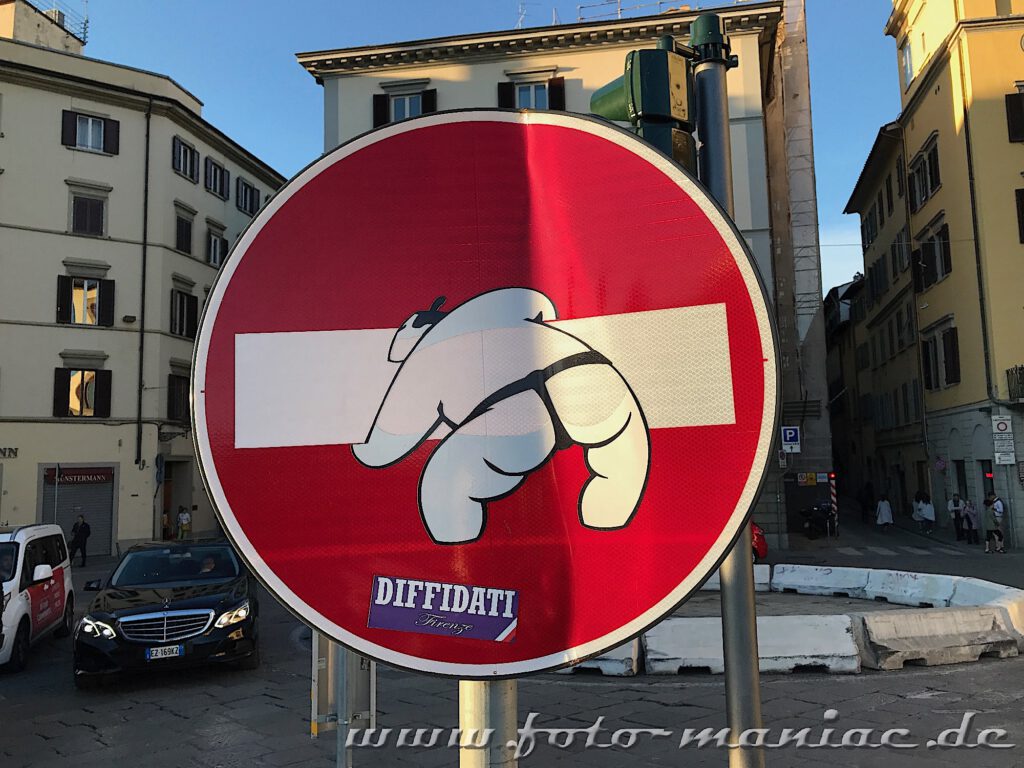 Kurzreise nach Florenz: ein Ringer auf ein Verkehrszeichen gemalt