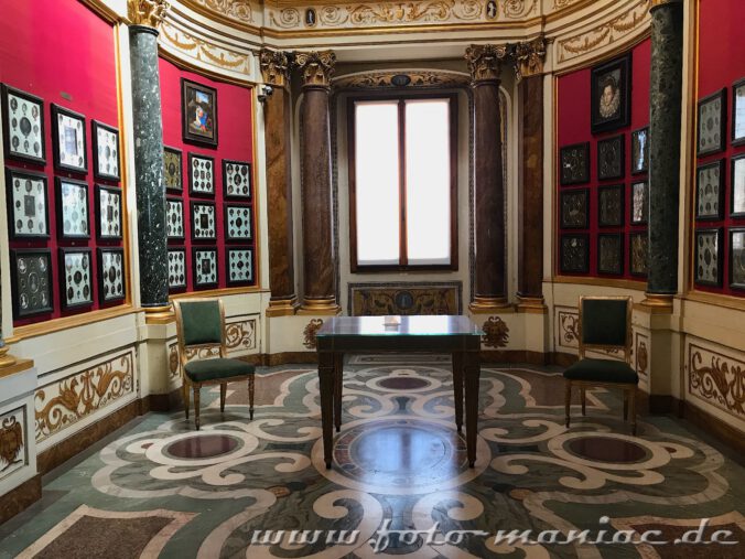 Blick in ein Münzkabinett in den Florentiner Uffizien