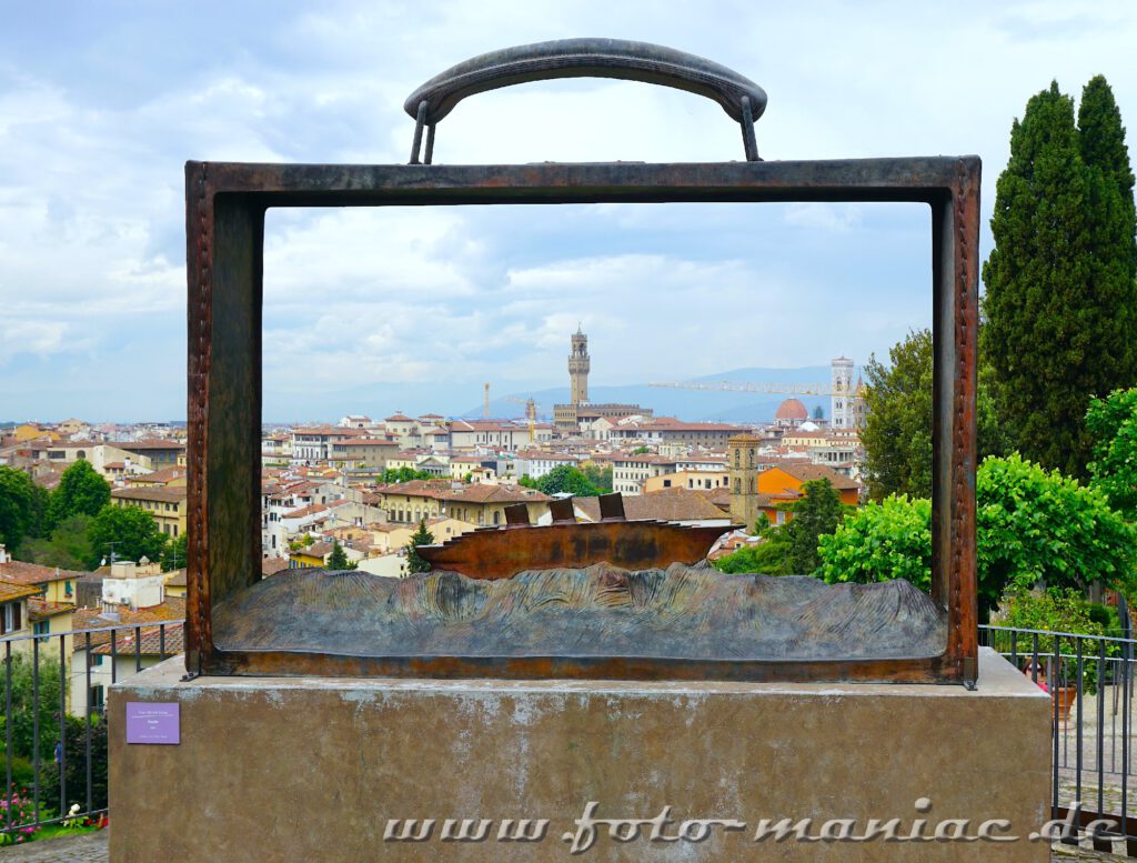 Kurzreise nach Florenz: Blick durch eine Installation auf die Stadt