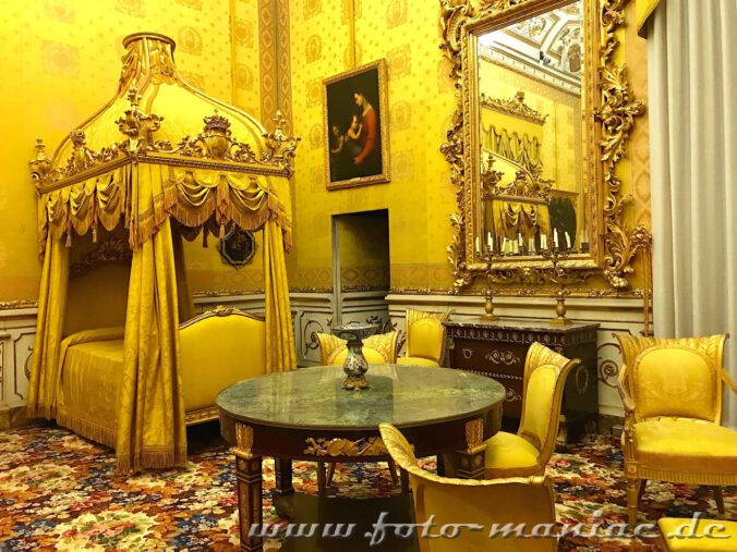 Ein prunkvolles Bett im Gelben Saal im Palazzo Pitti in Florenz