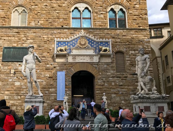 Am Eingang zum Palazzo Vecchio in Florenz steht auch eine David-Skulptur