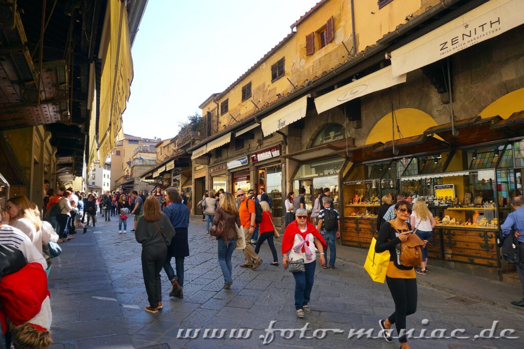 Auf der Ponte Vecchio bummeln die Touristen zwischen den Geschäften