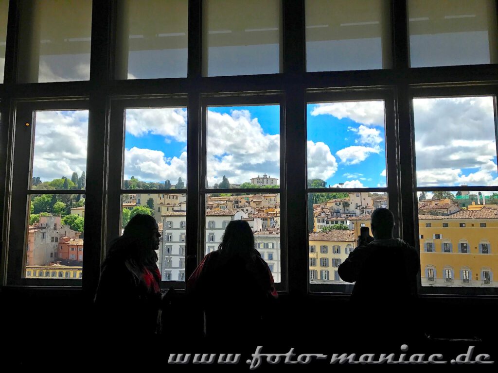 Blick aus einem Fenster der Uffizien auf den Arno