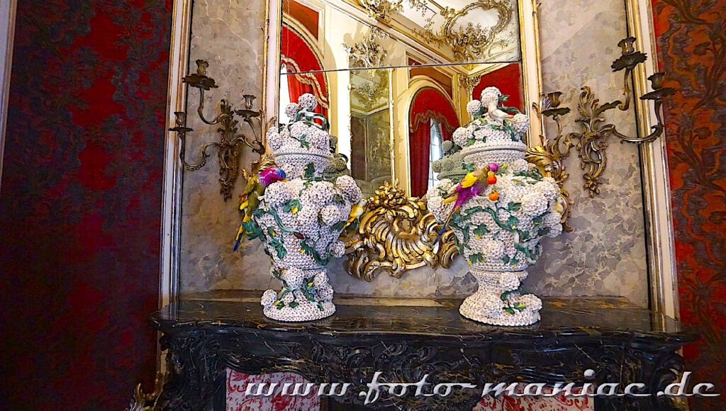 Potsdams prächtige Paläste: Im Neuen Palais sind die prächtigen Schneeballvasen zu bewundern