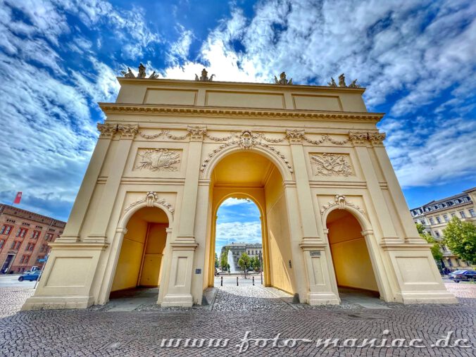 Blick auf das Brandenburger Tor in Potsdam von der Stadtseite aus