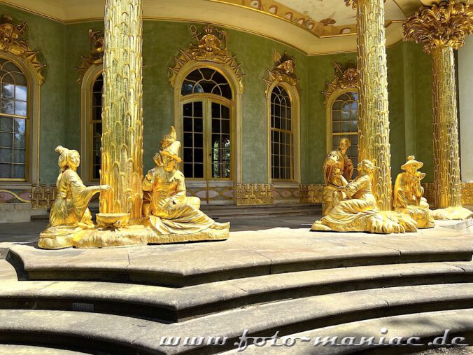 Vergoldete Figuren vor dem Chinesischen Haus im Park von Sanssouci