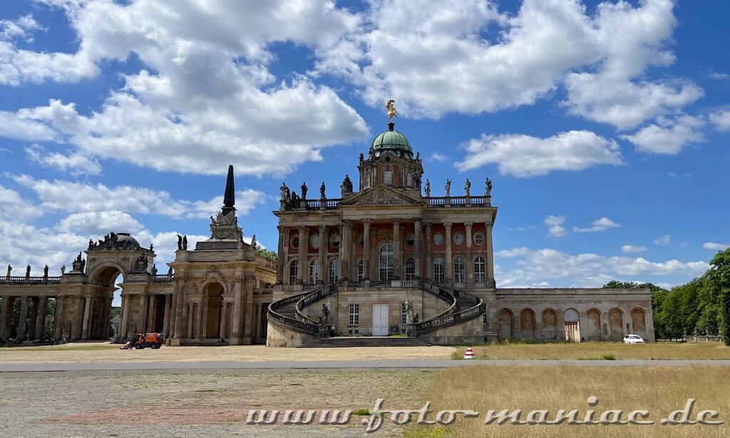 Potsdams prächtige Paläste: Blick auf die Communs und die große Freitreppe
