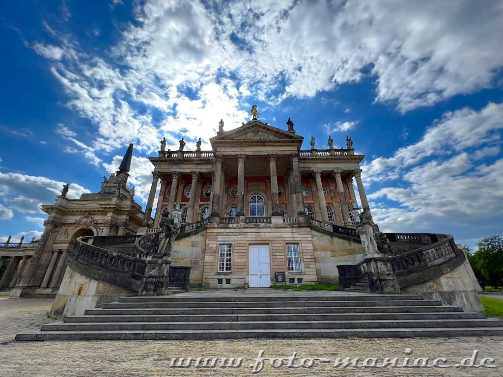 Potsdams prächtige Paläste: Blick vom Neuen Palais zu den Communs mit der großen Freitreppe