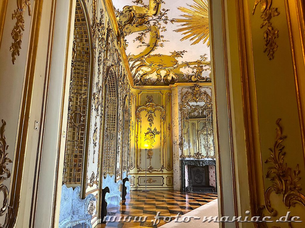 Potsdams prächtige Paläste: Blick durch eine Tür in der Königswohnung im Neuen Palais