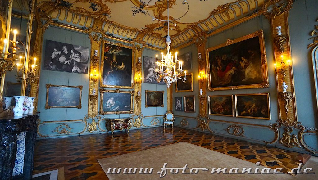 Potsdams prächtige Paläste: In der Blauen Kammer sind zahlreiche kostbare Gemälde zu bewundern