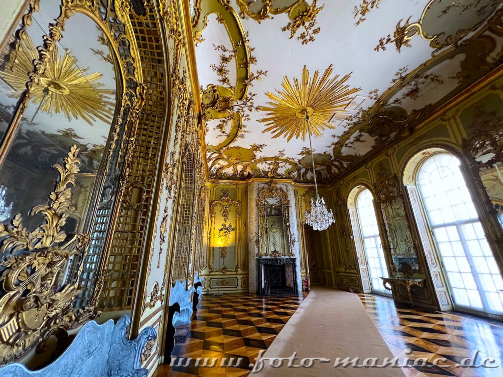 Potsdams prächtige Paläste: Blickfang in einem Raum in der Königswohnung im Neuen Palais ist der dekorative Lüster