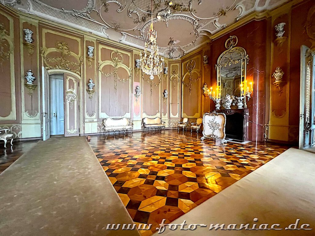 Potsdams prächtige Paläste: In der Fleischfarbenen Kammer der Königswohnung fallen die kostbaren Schneeballvasen aus Meißner Porzellan ins Auge