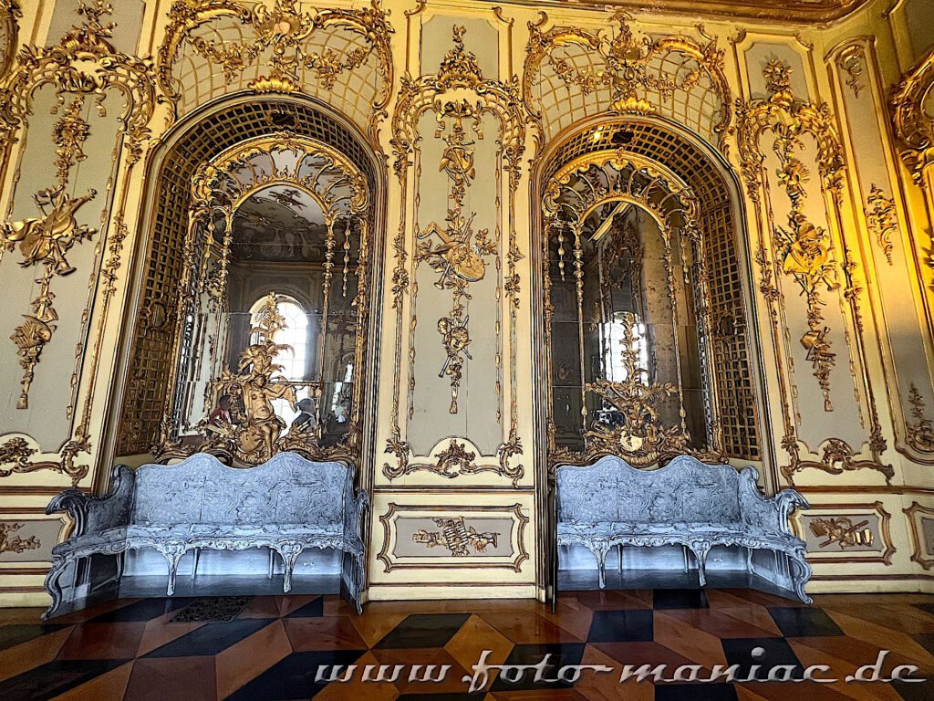 Luxuriöse Wandgestaltung und edle Sitzmöbel in der Königswohnung im Neuen Palais in Potsdam
