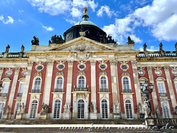 Potsdams prächtige Paläste: Blick auf en Hauptflügel des Neuen Palais