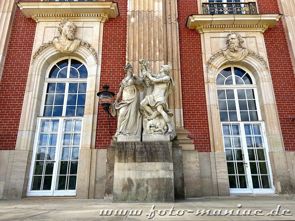 Skulpturengruppe vor dem Neuen Palais in Potsdam